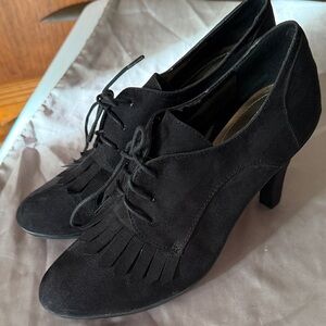 TAHARI Kiltie Women's Lace-Up Heels